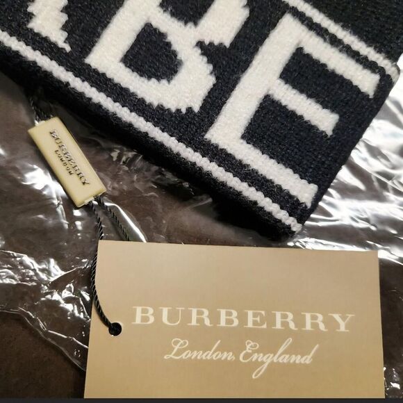 Cashmere beanie Burberry Black size M International in  Burberry Black with White Spell-Out Beanie